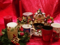 24268CrLe - Christmas ornaments at home.JPG